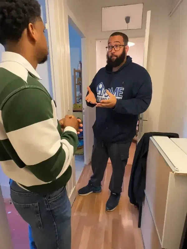 Thomas avec Badis de Home Multitravaux sur un chantier