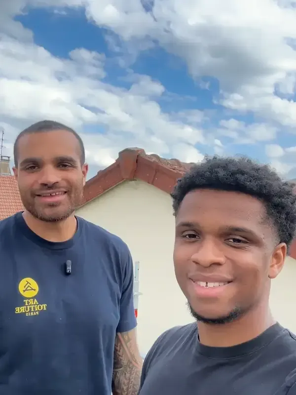 Thomas avec Philippe, couvreur, sur un toit