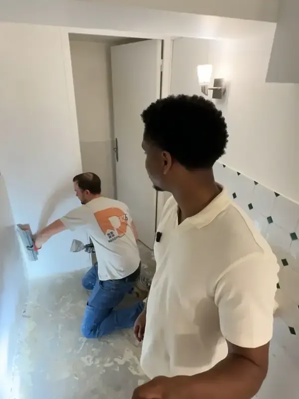 Thomas sur un chantier de rénovation